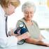 血圧測定　高齢女性患者と女性医師GettyImages-134165754.jpg